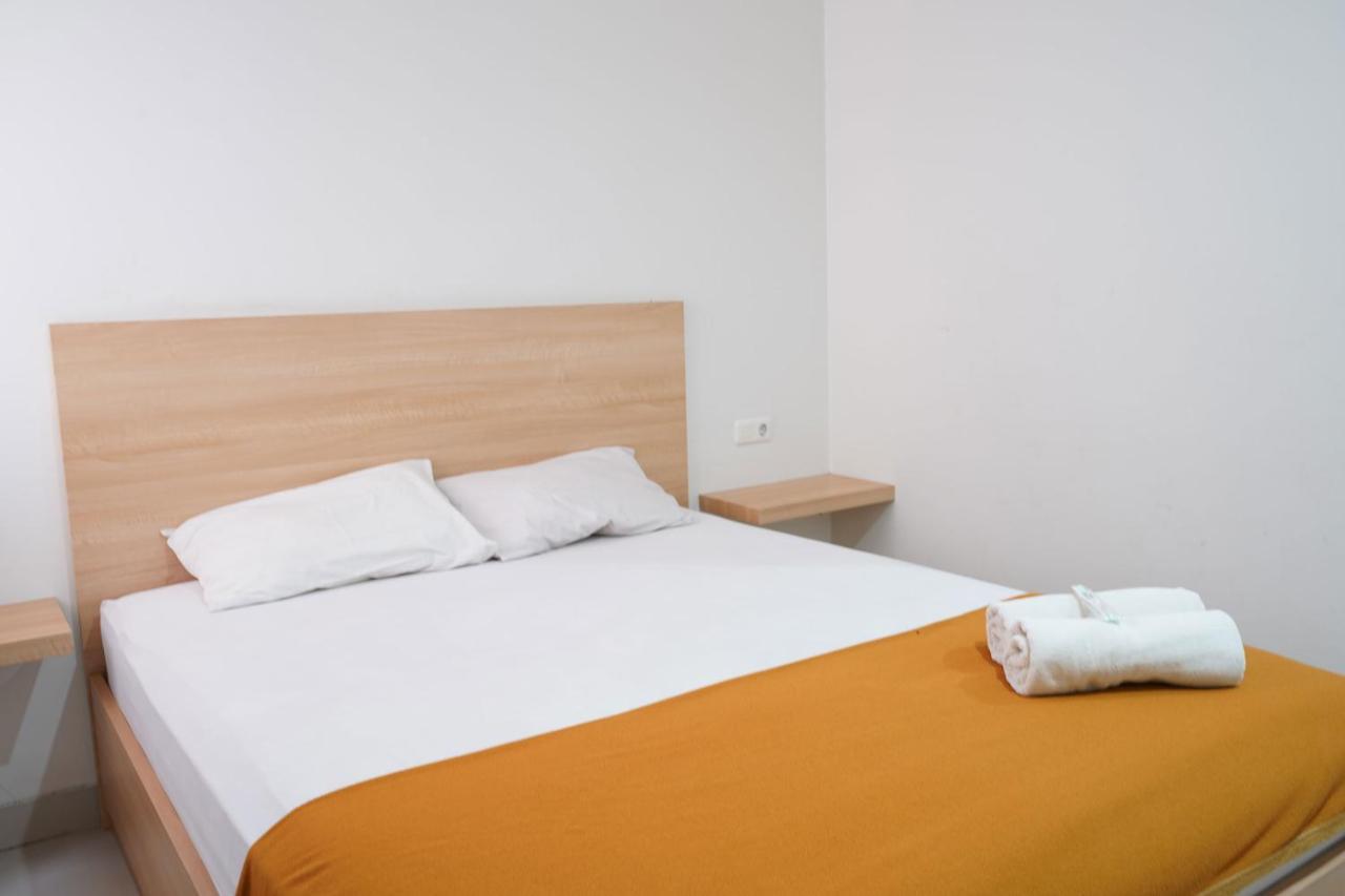 Urooms Tanah Abang Jakarta Exterior photo